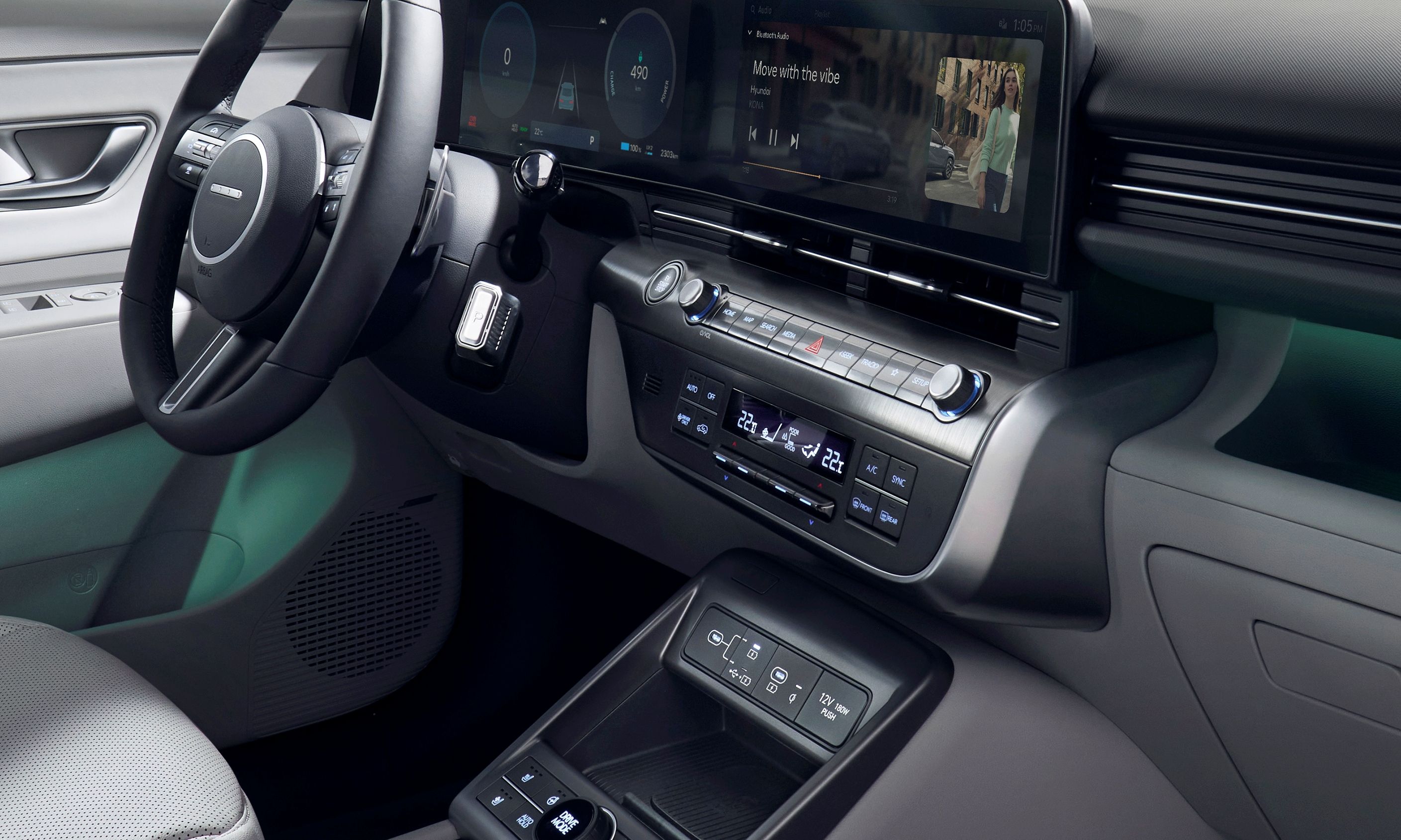 Salpicadero del nuevo Hyundai Kona, mezclando pantalla táctil y muchos botones físicos.