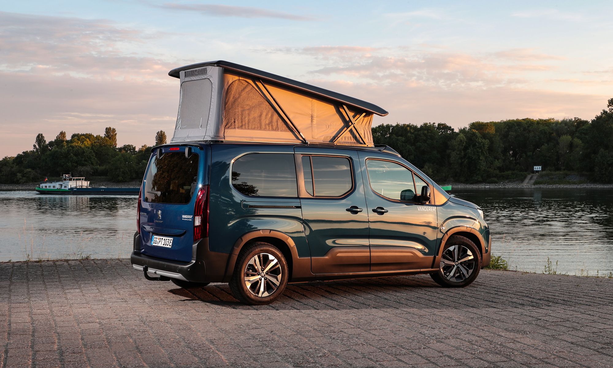 La Peugeot e-Rifter Vanderer es la nueva furgoneta eléctrica para los  amantes del “camper”