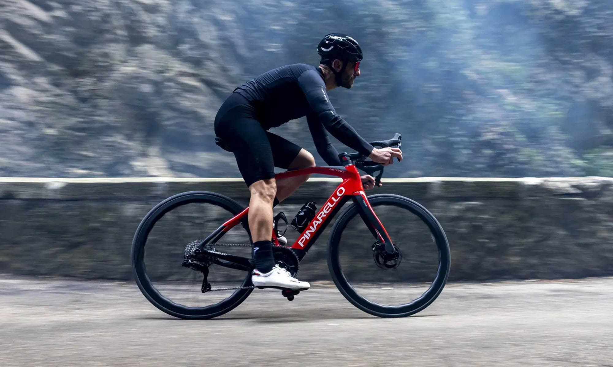 La Pinarello Nytro E está disponible en siete configuraciones: tres de carretera, tres de gravel y una polivalente destinada a los viajeros.