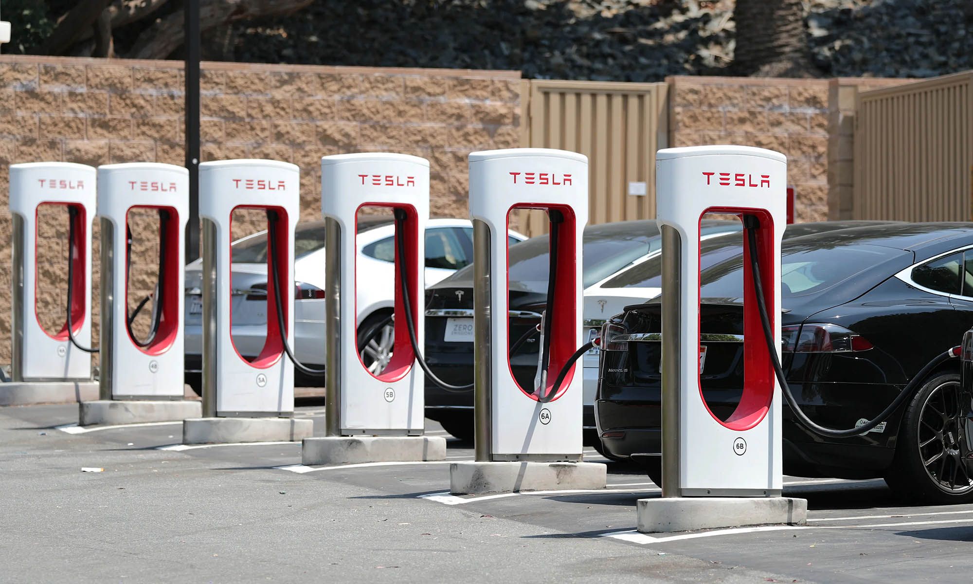 Tesla continúa incrementando el número de supercargadores en los que permite recargar a cualquier coche eléctrico.