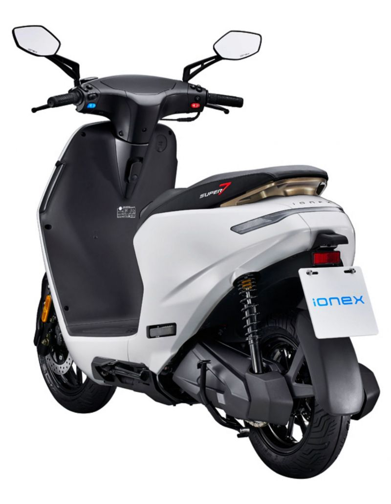 El Ionex S7 ABS disfruta de un concepto tradicional de scooter urbano, con suelo plano y homologado para dos pasajeros.