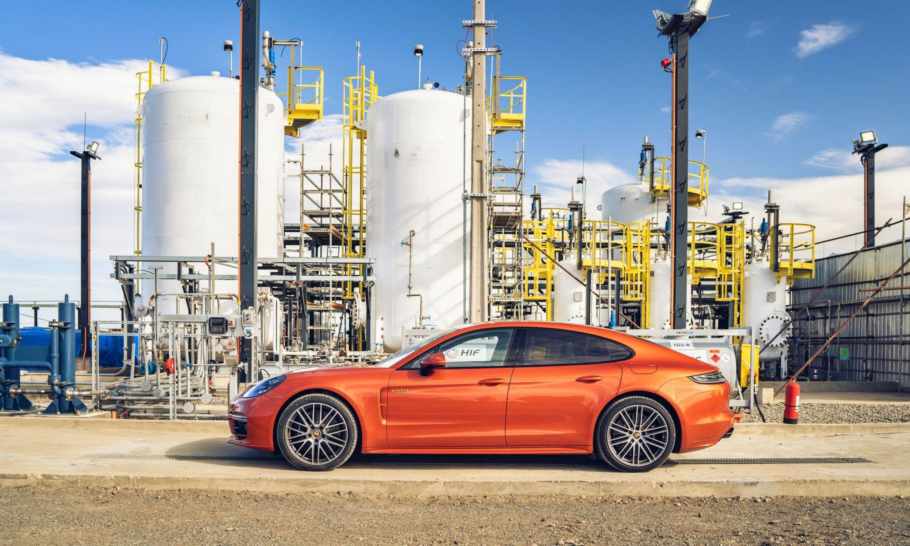 Un Porsche Panamera alimentado por combustibles sintéticos producidos en la planta de la marca.