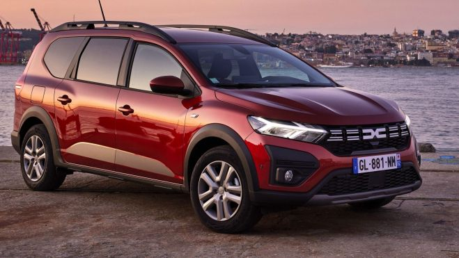 El Dacia Jogger trae consigo llantas de aleación (no las de la imagen) y faros led de serie.