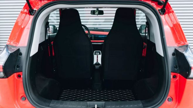 Los 766 litros que anuncia son, presumiblemente, contanto con el espacio que deja el asiento del copiloto. Los 766 litros que anuncia son, presumiblemente, contanto con el espacio que deja el asiento del copiloto.