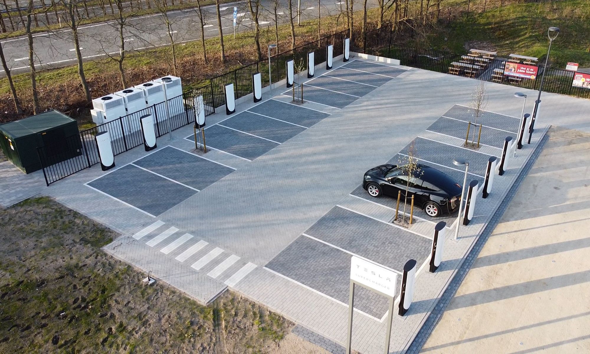 La instalación de Harderwijk en Países Bajos es la primera en la que Tesla ha implementado los supercargadores V4.