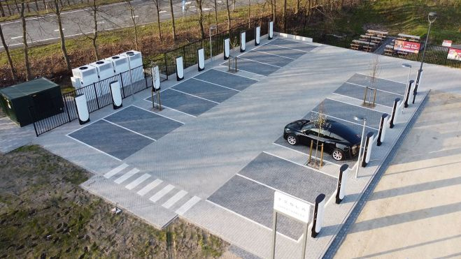 La instalación de Harderwijk en Países Bajos es la primera en la que Tesla ha implementado los supercargadores V4.