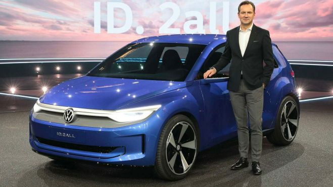 Schäfer junto al Volkswagen ID. 2all eléctrico.