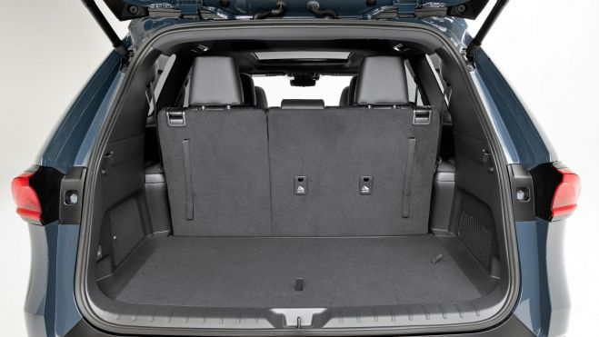 Con las tres filas desplegadas, el Grand Highlander ofrece un maletero superior al de cualquier SUV compacto. Con las tres filas desplegadas, el Grand Highlander ofrece un maletero superior al de cualquier SUV compacto.