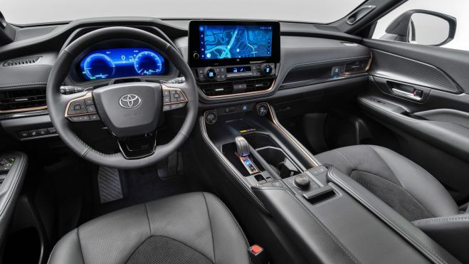 Aunque se trate de uno de sus coches más caros, el interior sigue mostrando un despliegue más bien espartano en cuanto a materiales e imagen. Aunque se trate de uno de sus coches más caros, el interior sigue mostrando un despliegue más bien espartano en cuanto a materiales e imagen.