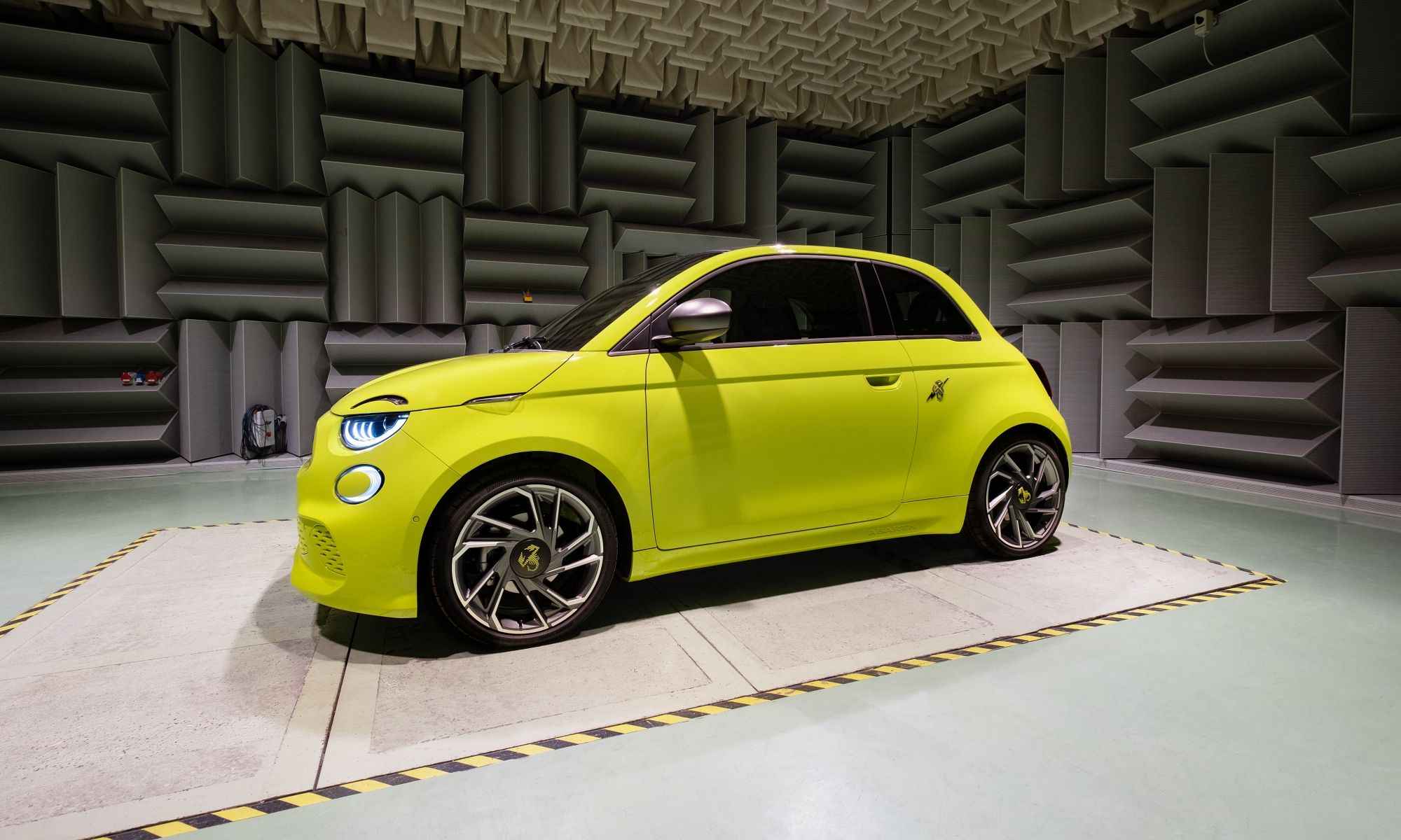 Abarth quiere reemplazar las sensaciones con su primer eléctrico y el sonido juega un papel fundamental.