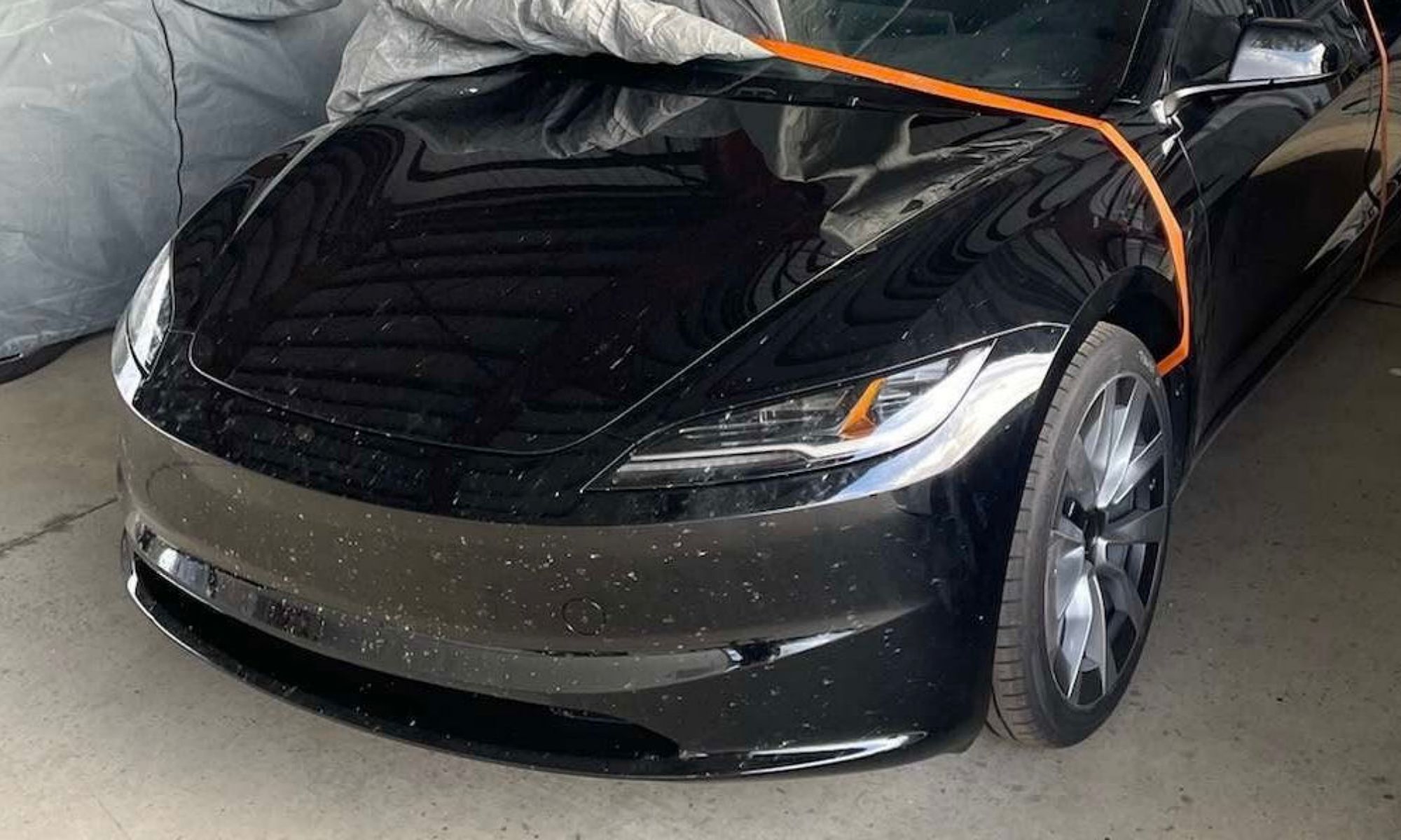 La nueva imagen del Model 3 recuerda bastante a la del Tesla Roadster.