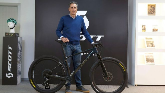 Induráin junto a su nuevo Scott Foil RC.