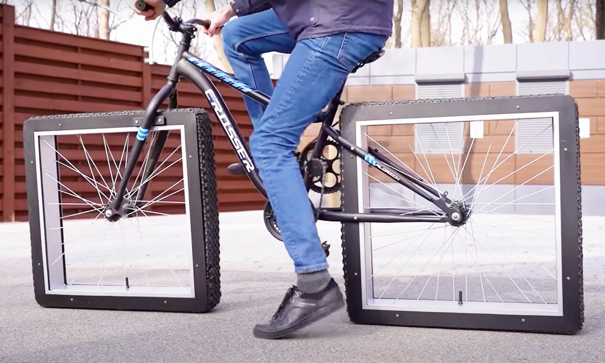 La bicicleta con ruedas cuadradas creada por el canal de Youtube The Q. 