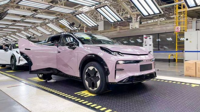 Zeekr X en la línea de producción de Geely en la fábrica de la ciudad china de Chengdu (Imagen :Reuters)