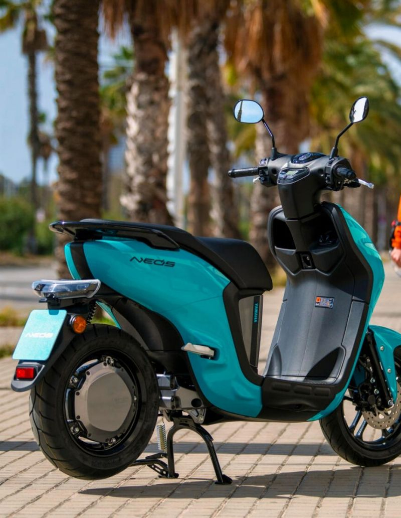 Con un suelo plano y asiendo corrido de dos plazas, el Neo's presenta un enfoque de scooter tradicional.