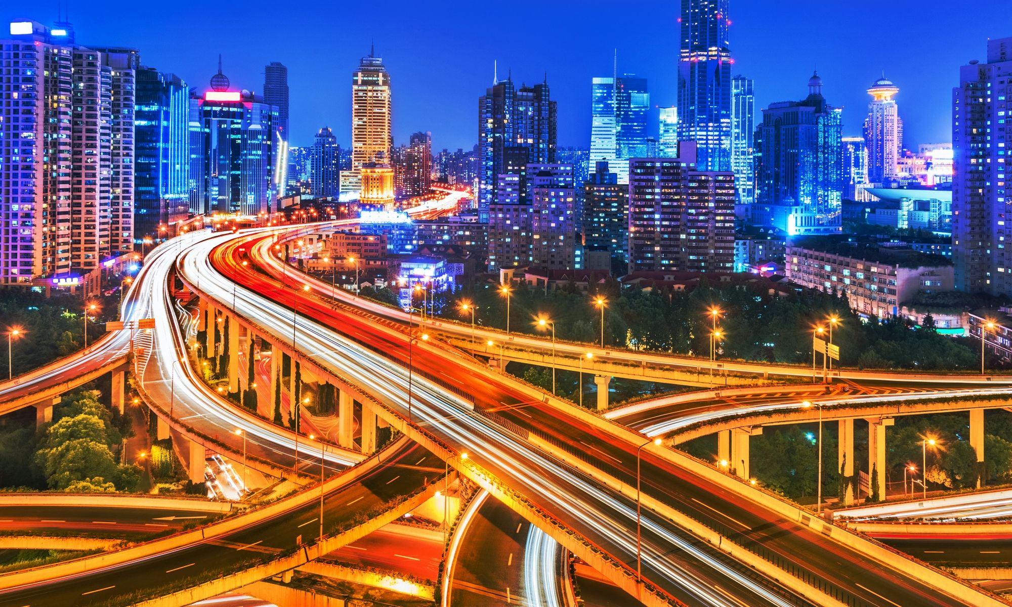 Carreteras con la ciudad china de Shanghái de fondo. /Imagen: Fanjianhua vía Freepik.