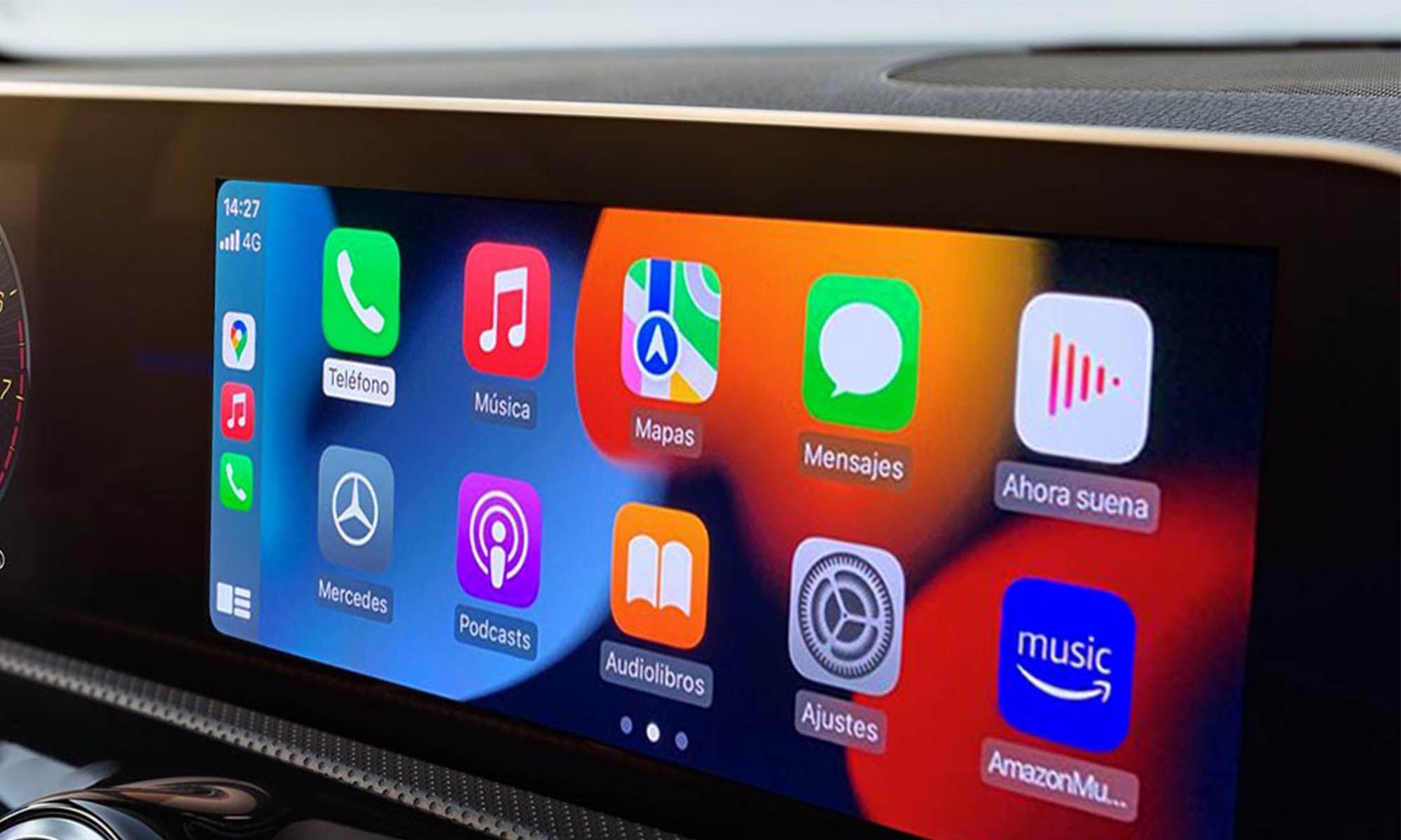 Google Automotive se destaca como un sistema operativo integrado frente a Apple CarPlay que ‘únicamente' duplica la pantalla del móvil en la pantalla del coche.