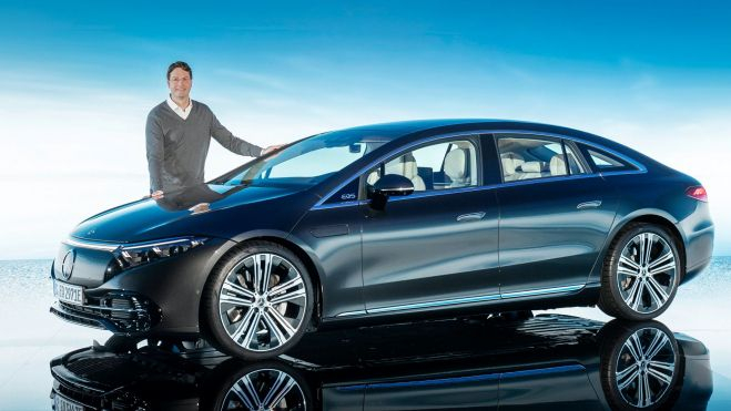Ola Kallenius junto al Mercedes EQS eléctrico. Ola Kallenius junto al Mercedes EQS eléctrico.