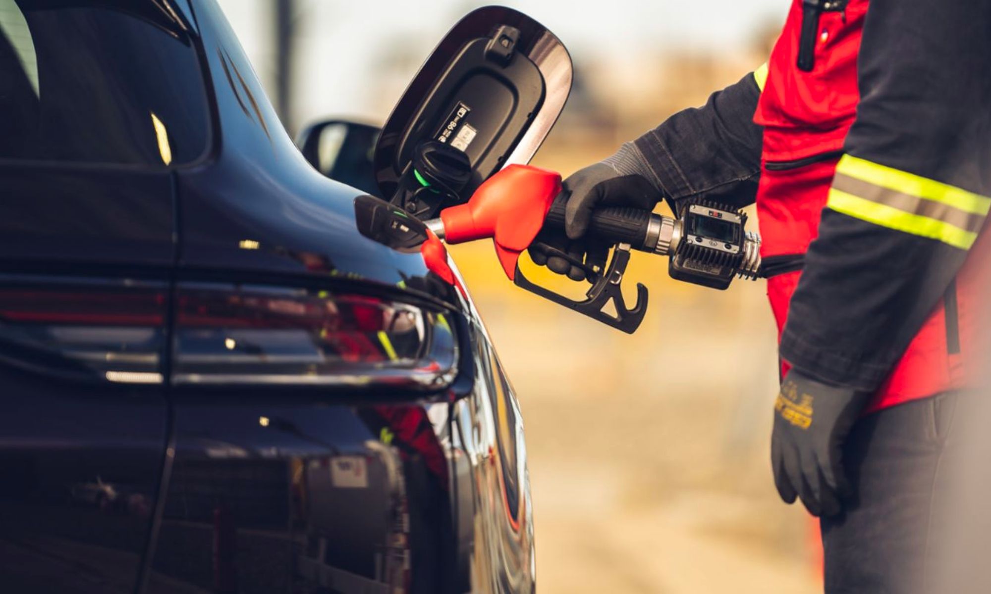 Operario repostando combustible sintético en la planta chilena de HIF y Porsche.