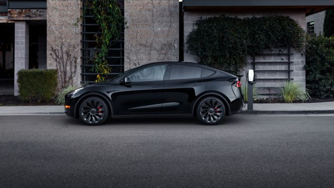 Tesla Model Y Lateral