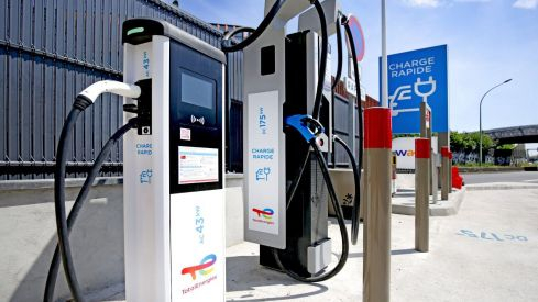 Esta empresa se gasta más de un millón de euros en cargadores ultrarrápidos para coches eléctricos