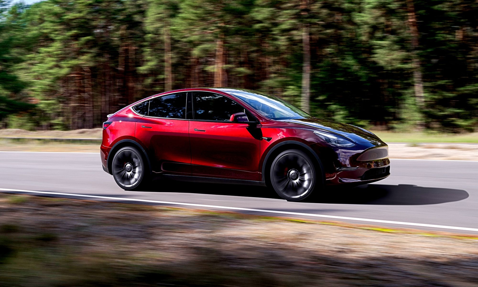 El Tesla Model Y ya puede recibir el color Midnight Cherry por un precio de 3.200 euros