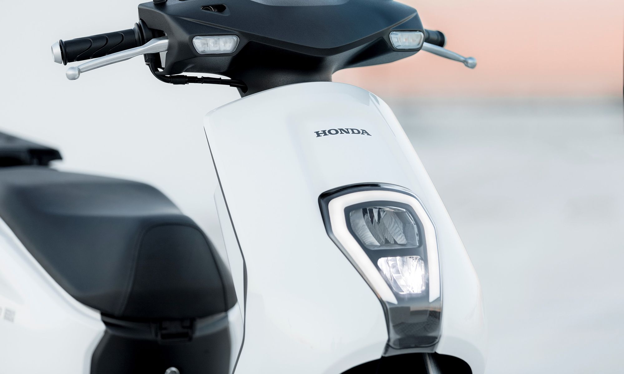 Es un scooter eléctrico de baterías extraíbles.