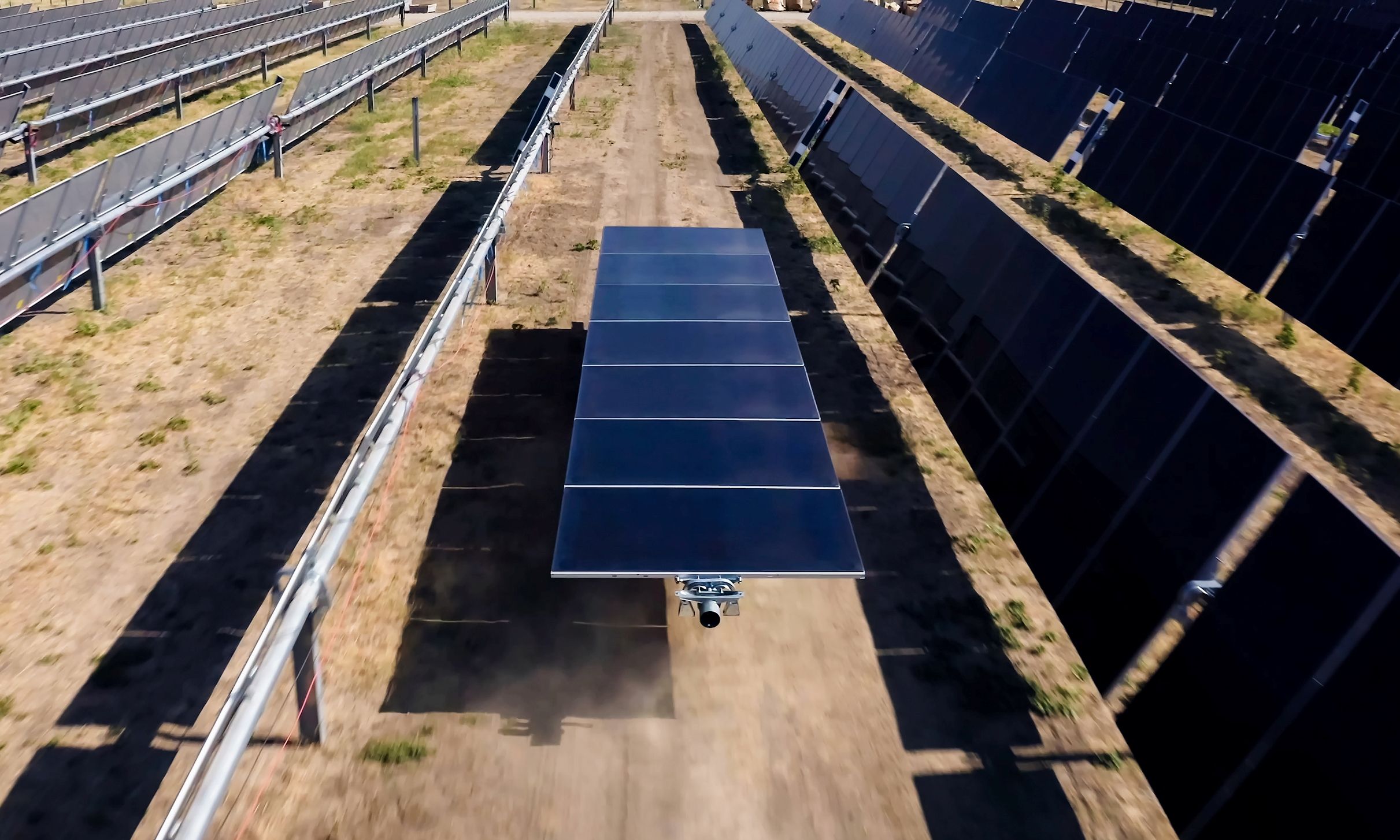 El robot solar de Terabase levanta e instala los paneles fotovoltaicos de manera autónoma.