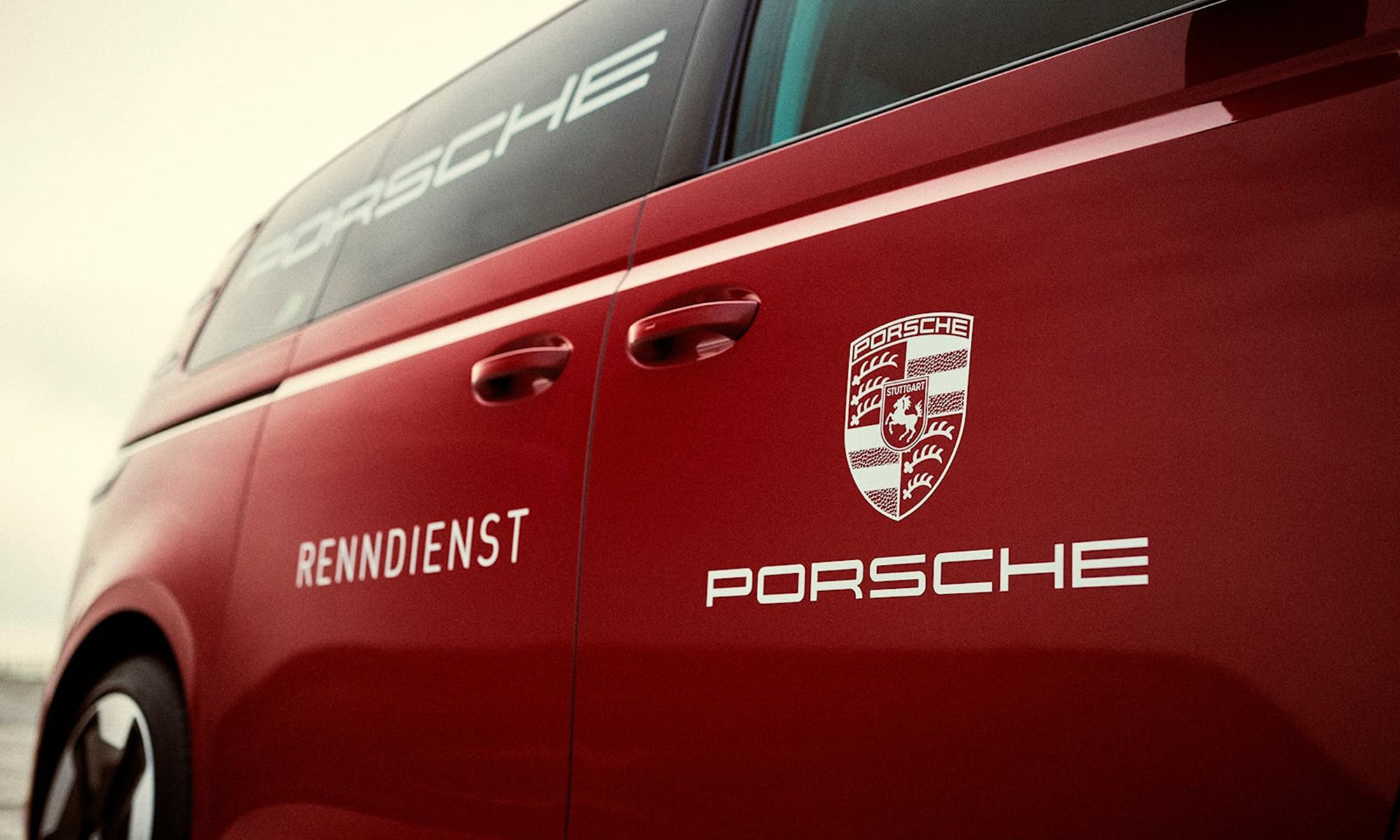 Porsche revive sus primeros años de gloria, gracias a la reinterpretación de las Renndienst, ahora como Volkswagen ID.Buzz eléctricas.