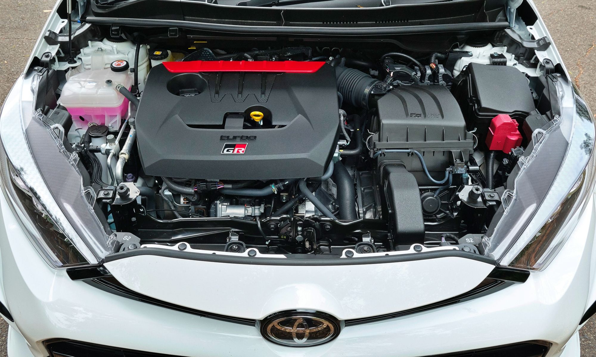 En la imagen, el motor de gasolina del GR Yaris./ FOTO: Carscoops.