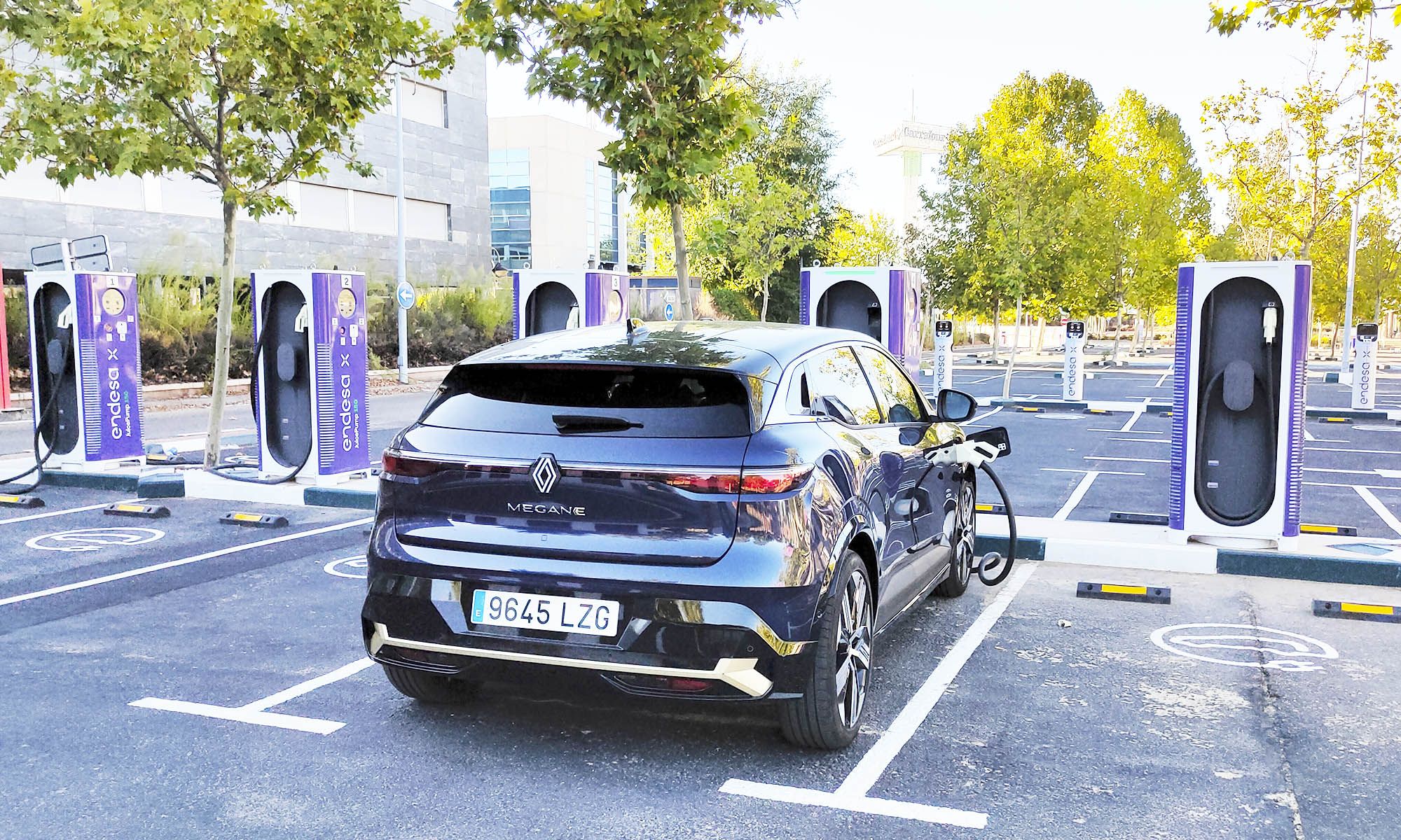 Los coches híbridos y eléctricos alcanzan una cuota de mercado en España de apenas el 4%.