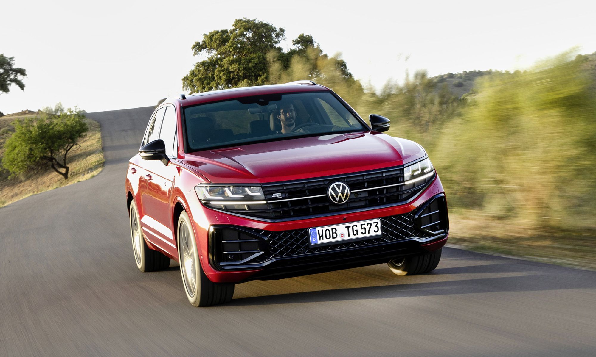 El Volkswagen Touareg adopta una nueva imagen exterior, manteniendo las mecánicas híbridas enchufables.
