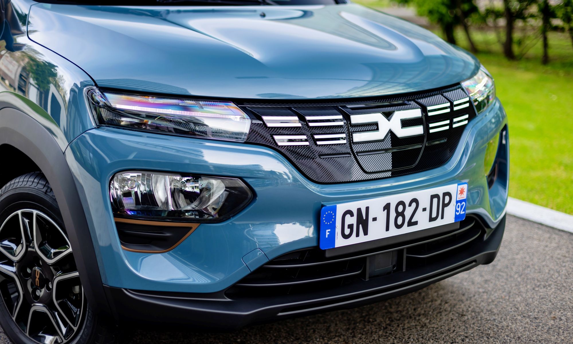 La toma de carga está detrás del nuevo logo de Dacia.