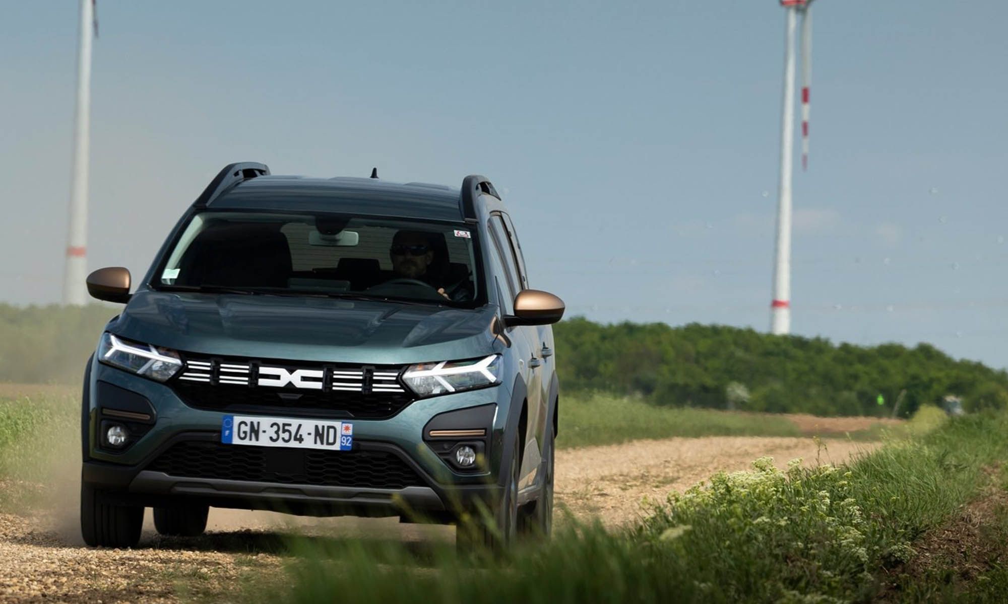 Dacia ha iniciado su electrificación, introduciendo motorizaciones híbridas no enchufables en su gama.