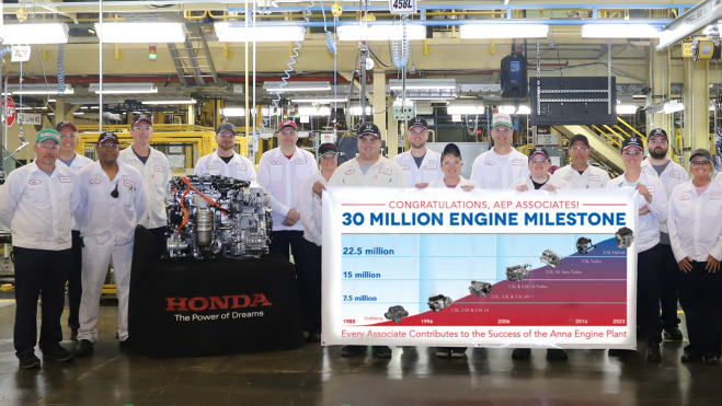 Operarios de la fábrica junto al motor 30 millones producido. Operarios de la fábrica junto al motor 30 millones producido.