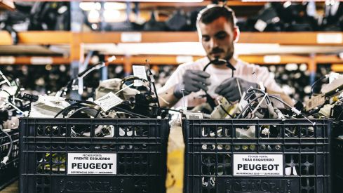 Los coches eléctricos de Stellantis volverán a la cadena de producción