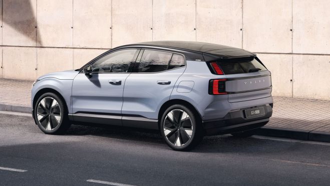 Muestra un diseño típico de Volvo pertinentemente evolucionado y adaptado a un SUV eléctrico muy compacto.