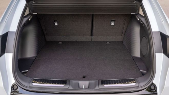 El maletero tiene una capacidad solvente (hasta 380 litros) pero menor que el de su competencia directa.
