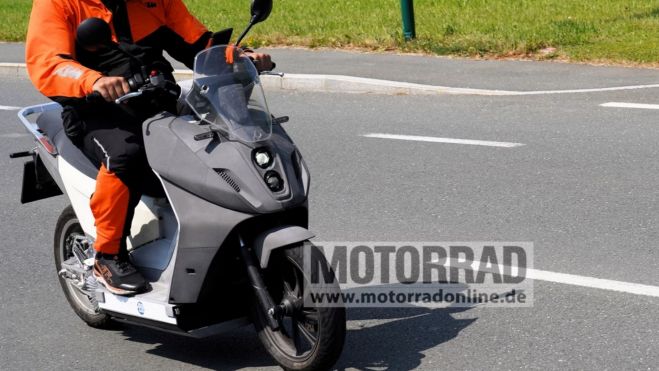Foto espía del scooter eléctrico de KTM en pruebas durante su desarrollo.