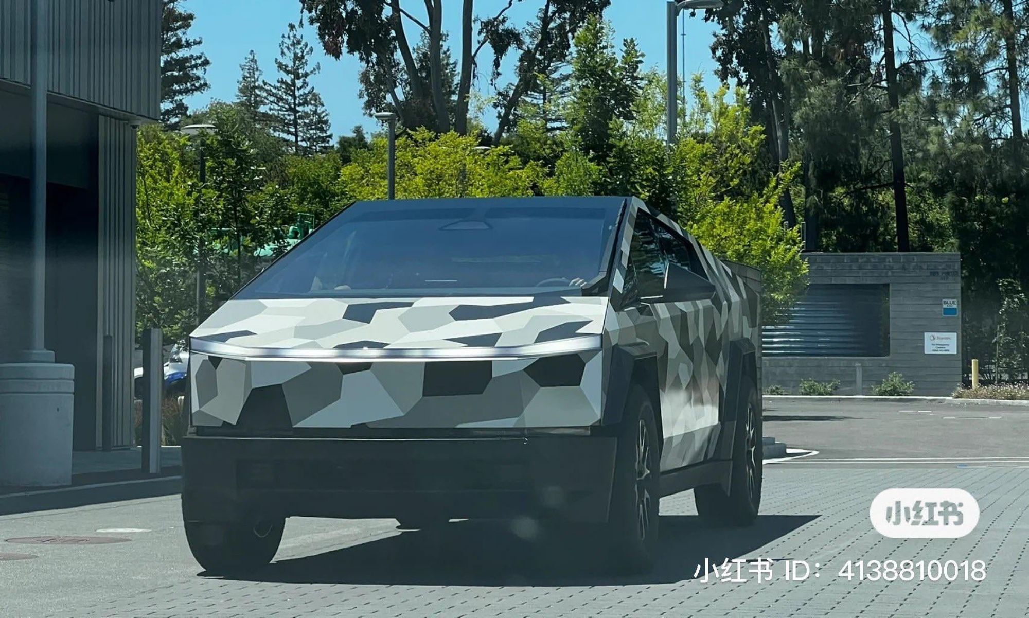 El Tesla Cybertruck sigue demostrando que su aspecto es único y que todo parece quedarle bien.