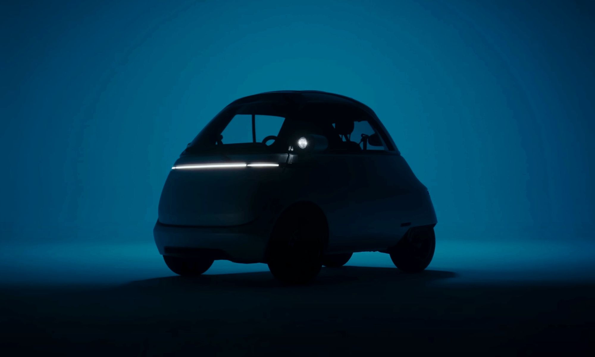 Aunque sea de noche, el perfil y la presentación de este coche eléctrtico son fácilmente reconocibles.