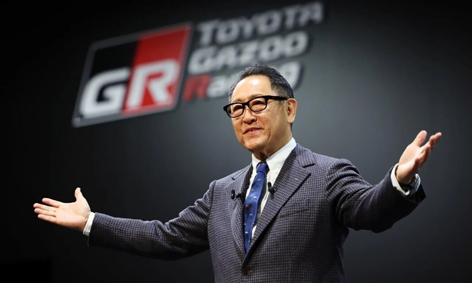 Akio Toyoda, presidente de la compañía, defiende la experiencia de conducción del deportivo eléctrico de la firma.