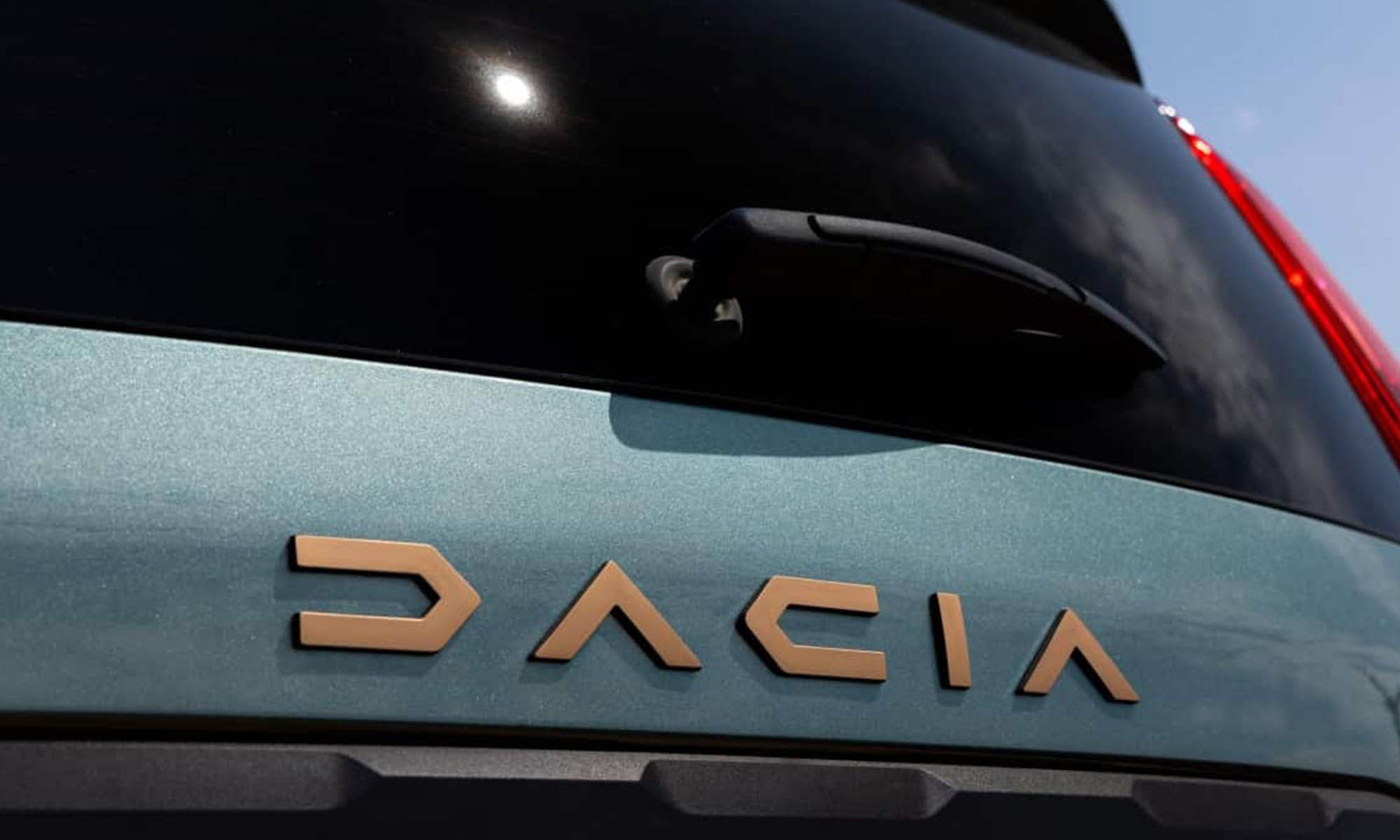 Los costes de la electrificación llevan a Dacia a la búsqueda de alternativas “limpias” para sus coches.