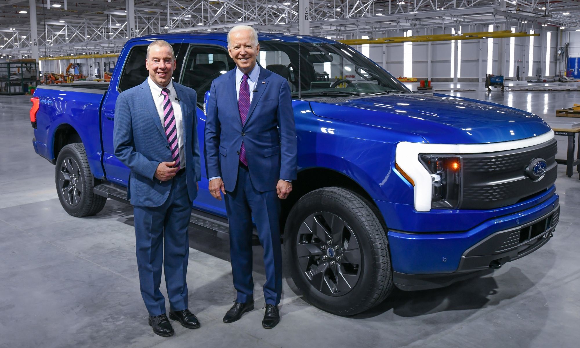Bill Ford (izquierda), responsable de las declaraciones, junto a Joe Biden (derecha) posan junto a una Ford-F150 Lightning eléctrica..