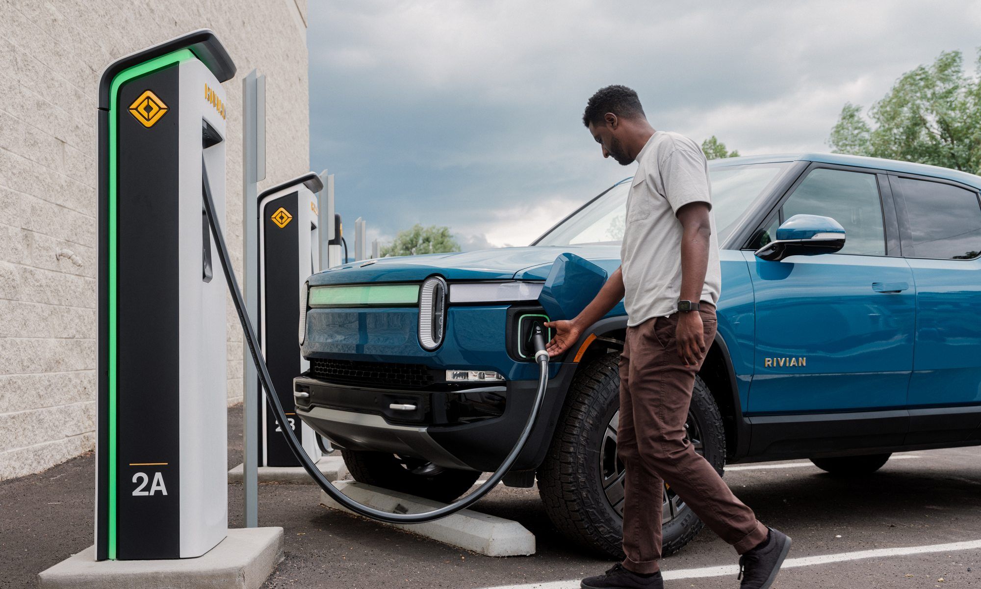 A partir de 2024, Rivian tendrá acceso directo a la red de Supercargadores de Tesla y en 2025 montarán el NACS.