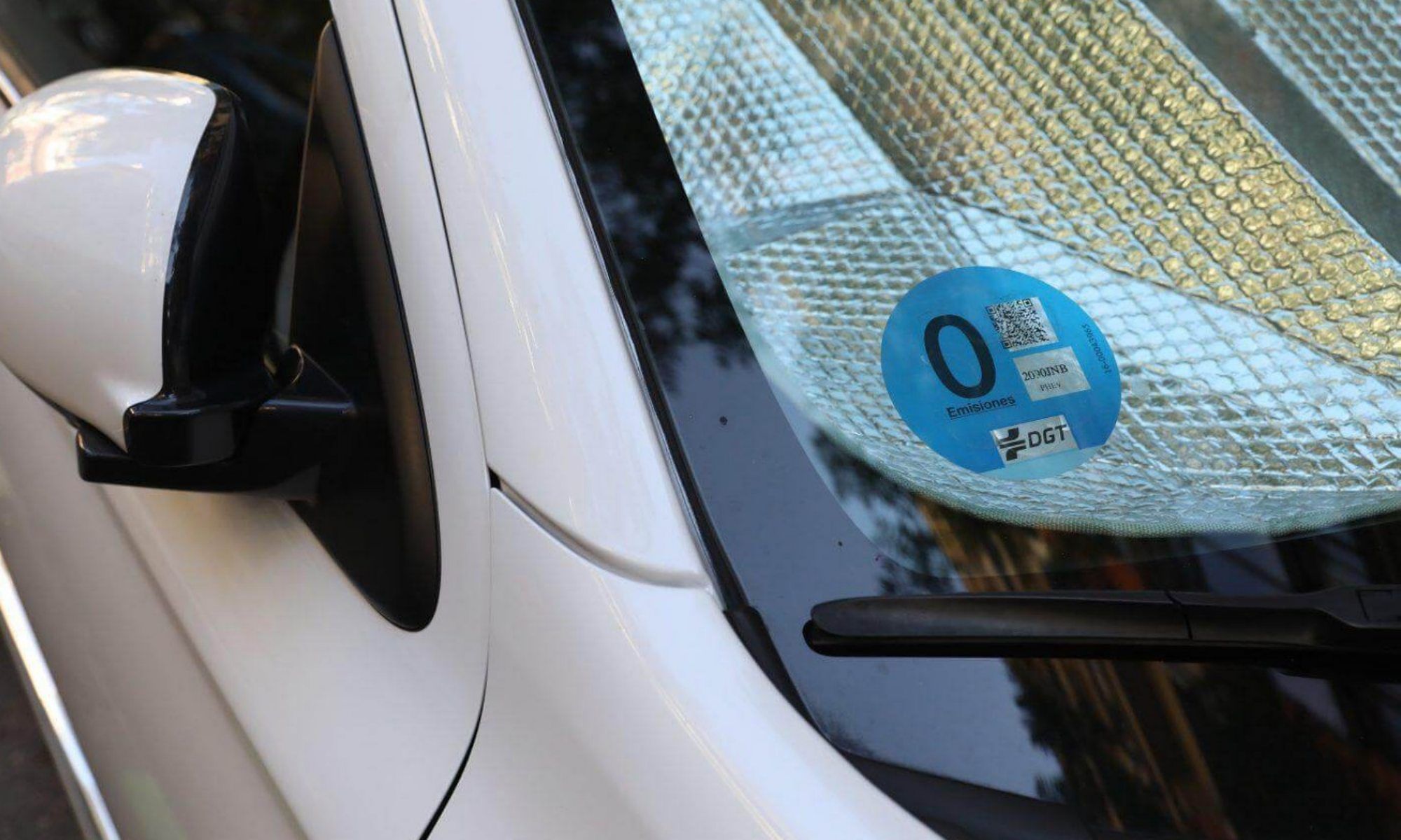 En España, por el momento, los vehículos con etiqueta CERO no pagan por aparcar en la calle.