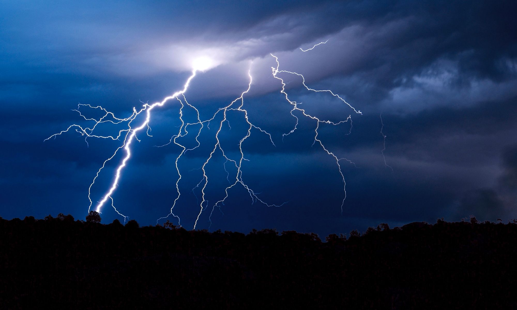 Una serie de fenómenos originados por el volcán desencadenaron una tormenta fuera de lo normal./ Foto: Freepik.