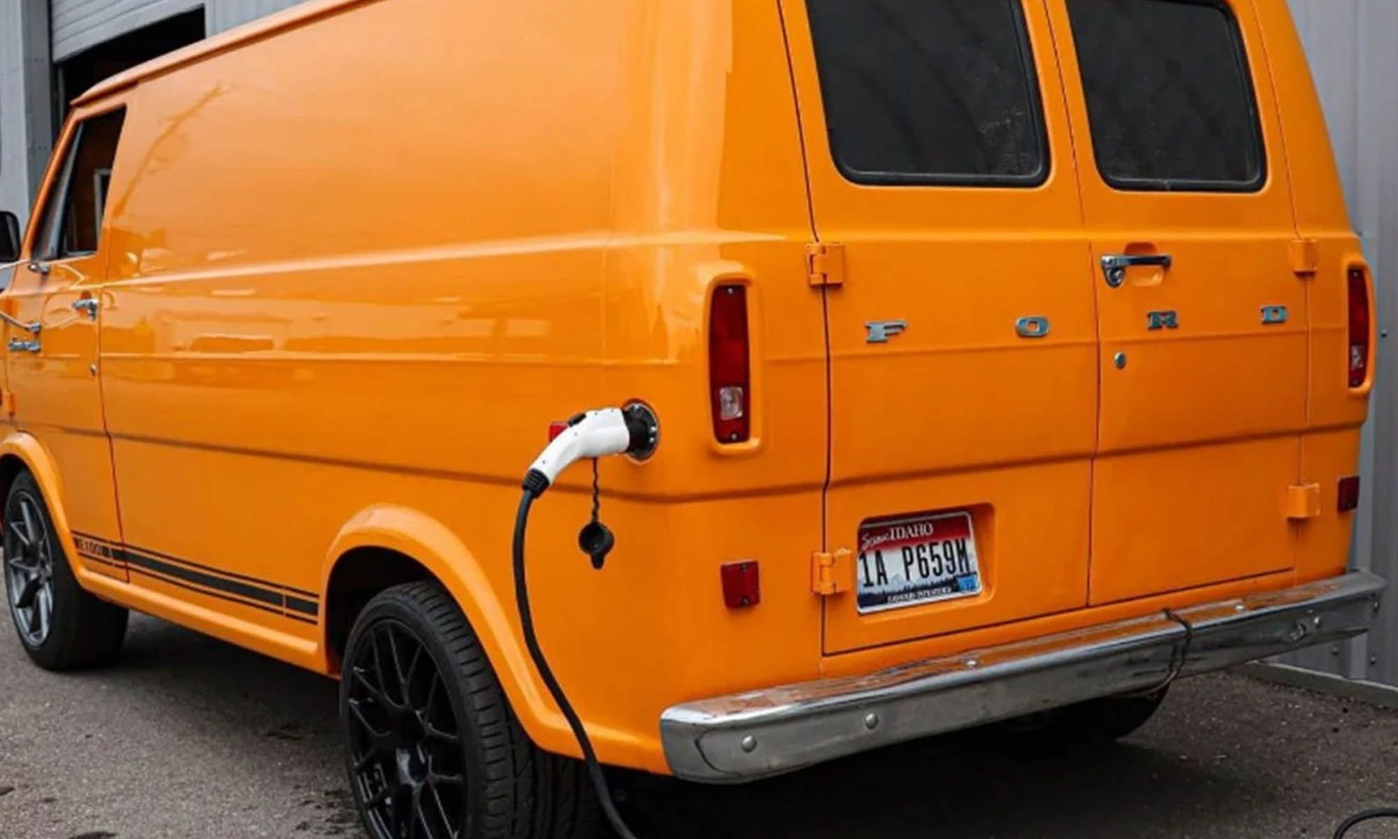 Esta es la extraña 'Cybertruck’ de color naranja que ha creado la empresa Conductive Classics.