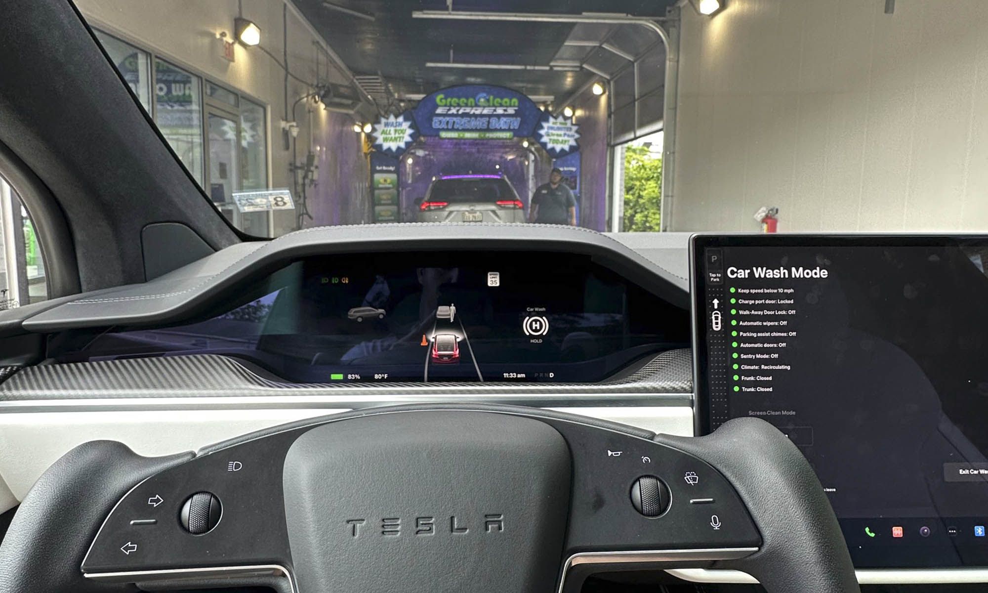Los coches eléctricos de Tesla se pueden lavar, como todos, pero hay que configurar el coche para hacerlo./ Foto: Twitter @EZebroni.