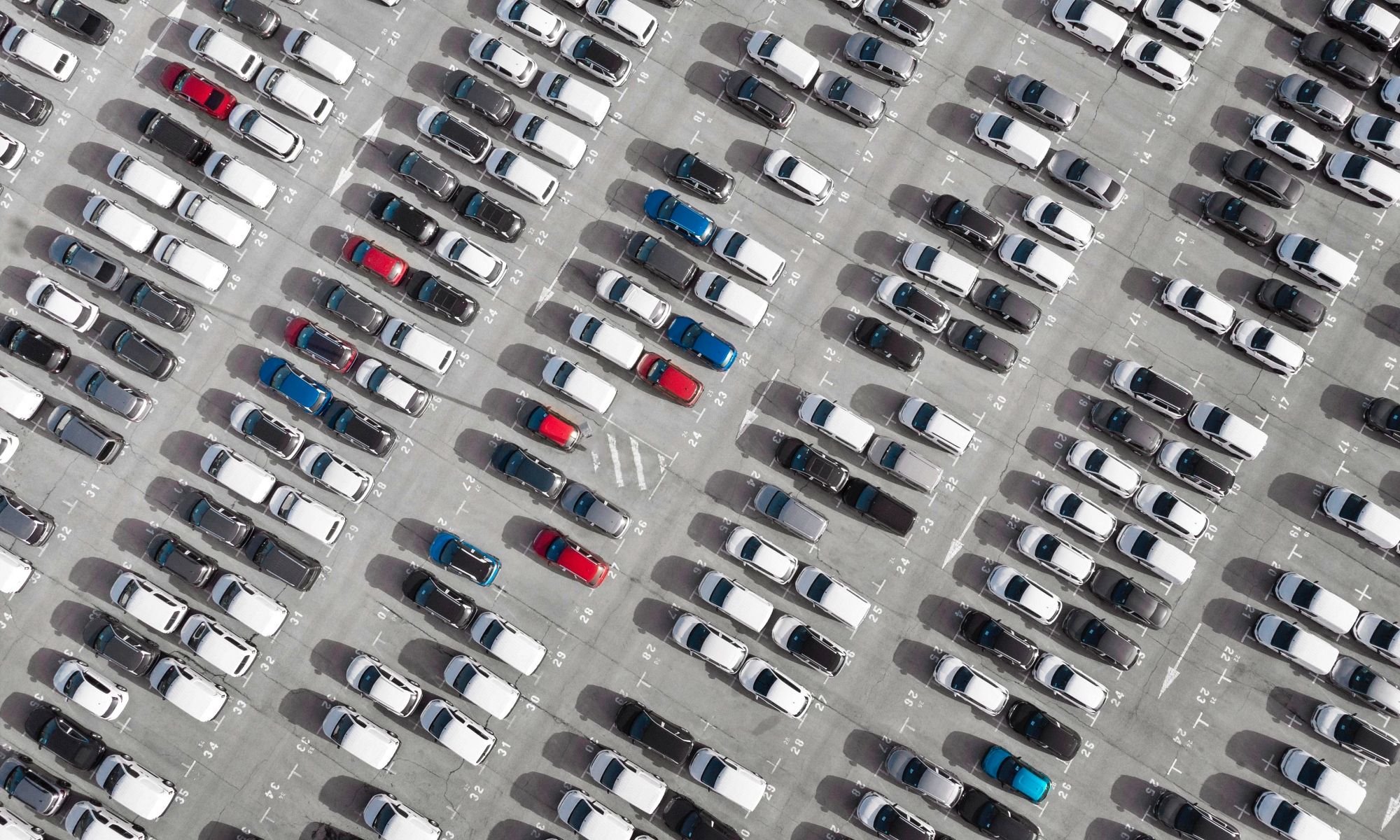 Campa logística llena de coches por entregar./Foto: Freepik.